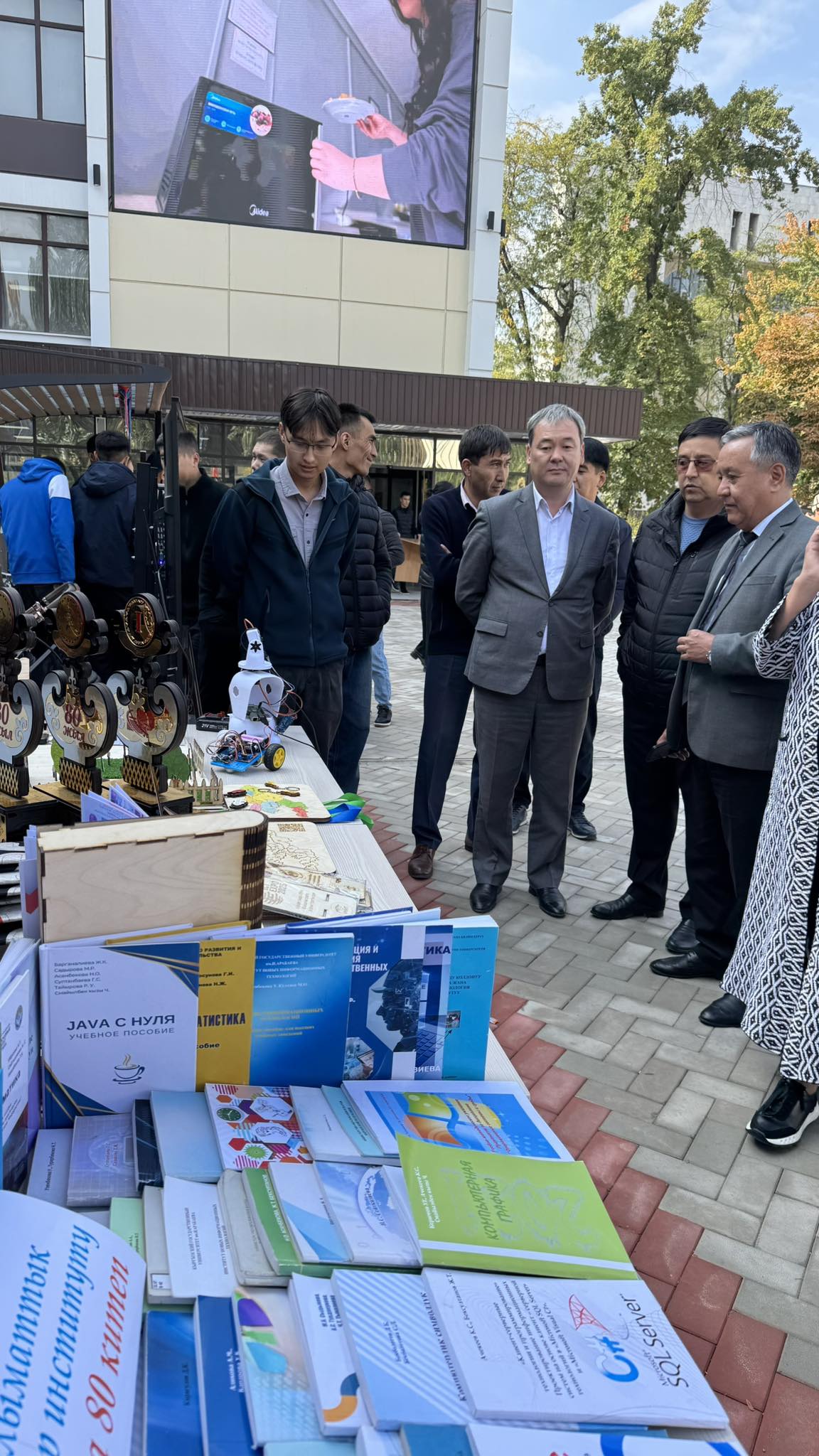 В КГУ имени И. Арабаева прошла научно-инновационная выставка, приуроченная к 80-летнему юбилею