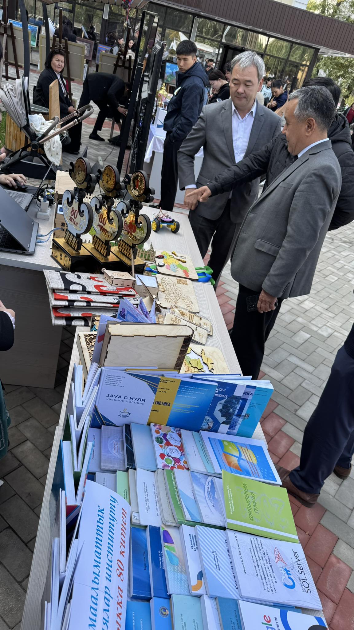 В КГУ имени И. Арабаева прошла научно-инновационная выставка, приуроченная к 80-летнему юбилею