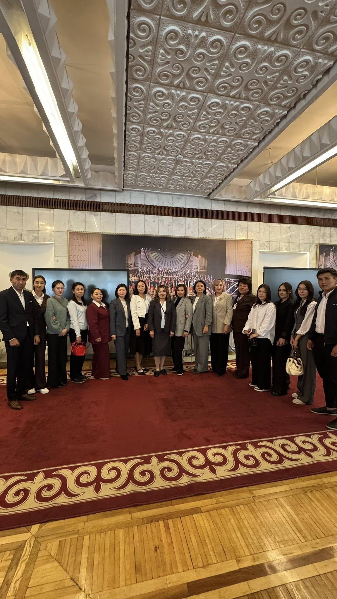 КГУ им. И. Арабаева с размахом отметил 80-летний юбилей в Кыргызской национальной филармонии